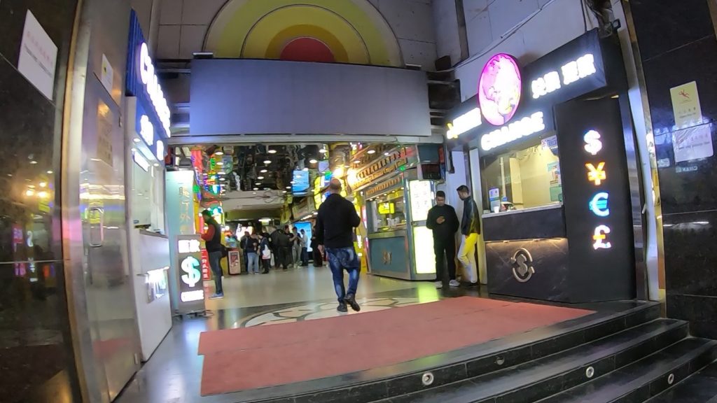 入口にすぐ両替所がありますが